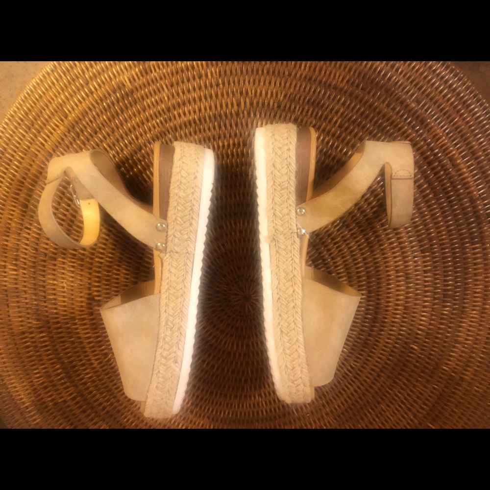 Beige sandals - Picture 2 of 4